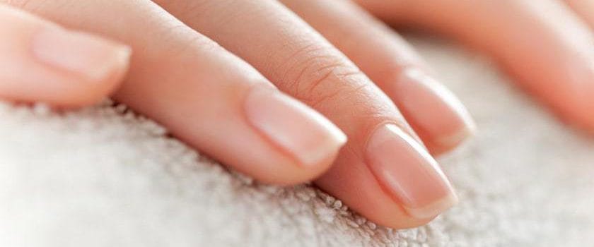 نکات مهم استفاده از نوره برای ناخن‌ها؛ جلوگیری از تیره شدن و آسیب سطح ناخن